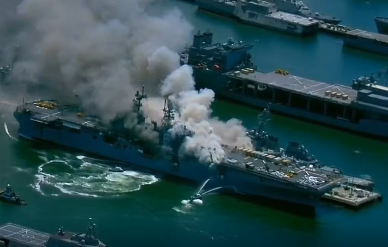 Theo The Drive, các nhà chức trách Mỹ vừa đưa ra quyết định loại biên tàu đổ bộ tấn công USS Bonhomme Richard bị cháy hồi tháng 7/2020 với lý do kinh phí sửa chữa, hoán cải quá cao, thậm chí còn hơn cả đóng mới một con tàu khác. Ảnh: Tàu đổ bộ USS Bonhomme Richard bốc cháy tại quân cảng hồi tháng 7/2020.
