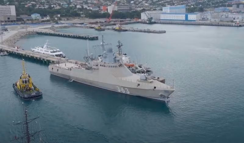 Tàu tuần tra Pavel Derzhavin đóng tại nhà máy Zelenodolsk trong khu vực Volga, là chiếc thứ ba thuộc Dự án 22160, nó được thiết kế và chế tạo theo dạng module, mang trong mình hệ thống vô tuyến, điện tử và sonar tiên tiến nhất.