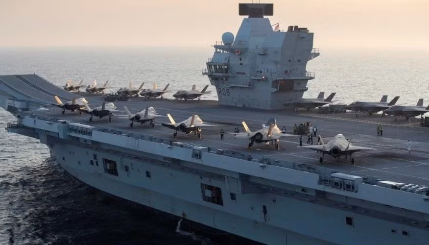 F-35B có quạt nâng ngay phía sau buồng lái và động cơ có thể xoay 90 độ khi ở chế độ cất cánh/hạ cánh thẳng đứng trong thời gian ngắn. Do có quạt nâng nên biến thể STOVL có khoang chứa vũ khí bên trong nhỏ hơn và lượng nhiên liệu bên trong ít hơn so với F-35A. Nó sử dụng phương pháp tiếp nhiên liệu trên không bằng tàu thăm dò và máy bay không người lái.