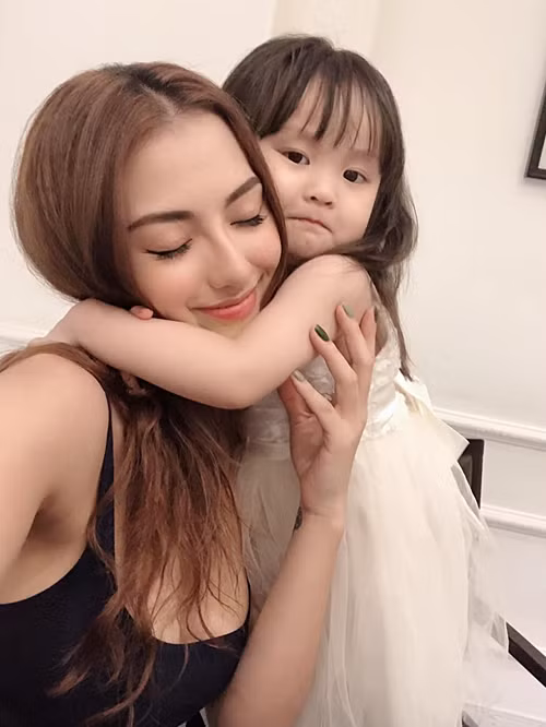 Hong Que up mo chuyen la khien fan 