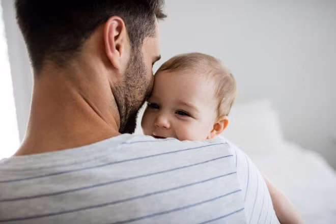Gây nguy hại cho những người có hệ miễn dịch yếu hơn: Theo bác sĩ gây mê Christian Whitney, chuyên gia tư vấn kiểm soát giải pháp giảm đau phục hồi ở Mỹ cho hay nếu không rửa tay sau khi tiếp xúc với các bệnh nhiễm trùng có hại, bạn có thể lây nhiễm cho những người có hệ miễn dịch yếu xung quanh. Đặc biệt là trẻ nhỏ, người già và những người bị suy giảm miễn dịch và dễ nhiễm trùng. Hãy giảm thiểu rủi ro bằng cách thận trọng trong việc rửa tay. Ảnh: CDC.