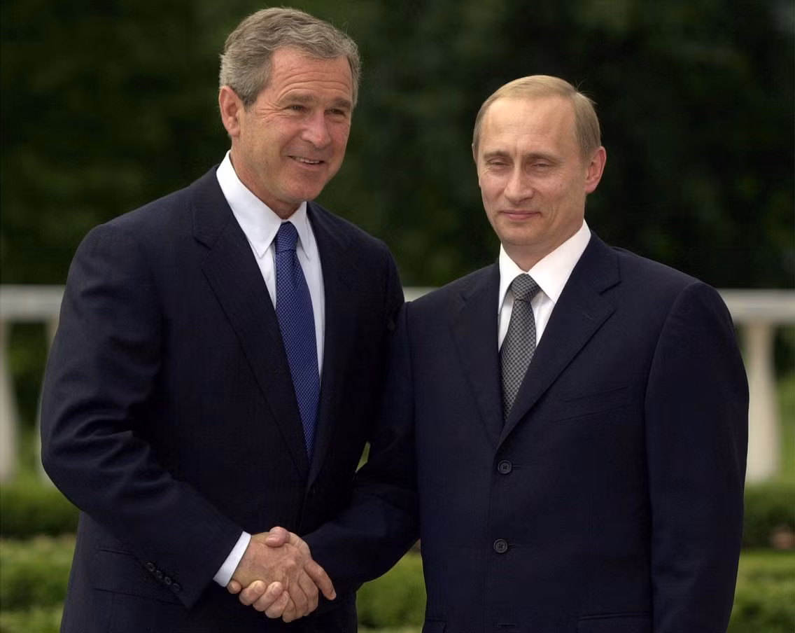 Tổng thống Mỹ Bush bắt tay ông Putin tại khu vườn Lâu đài Brdo gần Ljubljana, Slovenia vào ngày 16/6/2001 trong khuôn khổ một cuộc họp thượng đỉnh.