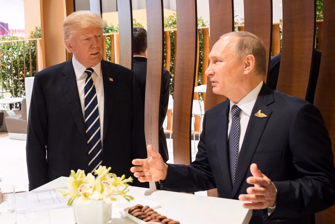 Còn mới lúc mới đắc cử tổng thống Mỹ, ông Donald Trump đã có cuộc gặp đầu tiên với Tổng thống Nga Putin diễn ra bên lề Hội nghị thượng đỉnh G20 ở Hamburg, Đức vào tháng 7/2017.