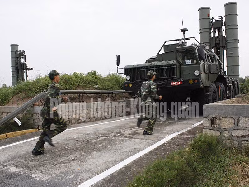 Ngoài ra, Việt Nam đang từng bước làm chủ sửa chữa trong nước tổ hợp tên lửa phòng không hiện đại S-300PMU1. Như đã biết, S-300PMU1 được trang bị cho quân đội ta tới nay đã hơn 10 năm, sau một thời gian dài như vậy đòi hỏi cần được sửa chữa, nâng cấp lớn để tiếp tục sử dụng. Nguồn ảnh: Báo Phòng không – Không quân