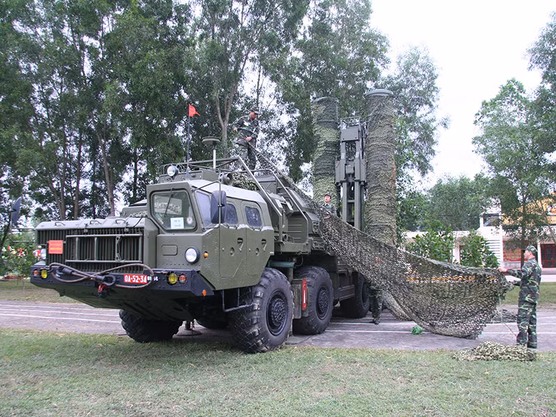 Bên cạnh đó, những quả đạn tên lửa S-300 có giá tới 1 triệu USD một quả sau chừng ấy năm sử dụng để huấn luyện cũng cần phải bảo dưỡng, tăng hạn sử dụng. Hi vọng rằng, Việt Nam đã làm chủ công nghệ này, bởi việc đặt hàng nước ngoài sẽ tốn chi phí rất lớn. Nguồn ảnh: Báo Phòng không – Không quân