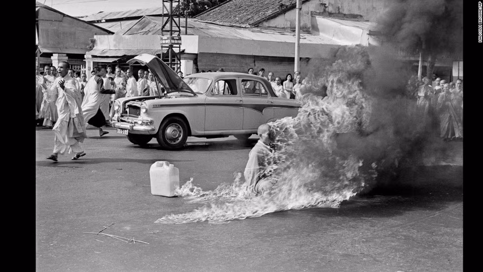 Tháng 6/1963, nhiếp ảnh gia Malcolm Browne đã chụp được bức ảnh gây chấn động thế giới ghi lại cảnh hòa thượng Thích Quảng Đức tự thiêu để phản đối chính quyền Ngô Đình Diệm áp dụng chính sách cai trị cứng rắn và đàn áp Phật giáo. Đây là một trong những bức ảnh để đời về chiến tranh Việt Nam.