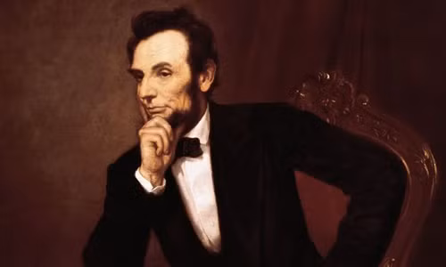 Abraham Lincoln sinh năm 1809 tại Hodgenville, Kentucky, là tổng thống thứ 16 trong lịch sử Mỹ. Tổng thống Abraham Lincoln cũng là tổng thống Mỹ đầu tiên trong lịch sử bị một diễn viên có tên John Booth bắn vào đầu ngày 14/4/1865 khi đến xem một buổi biểu diễn ở nhà hát Ford.