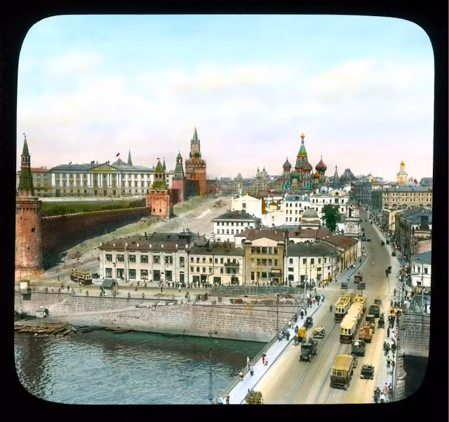 Ảnh chụp từ trên cao phố Mosvkoretskaya, Moscow sầm uất người qua lại.