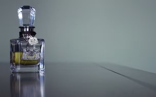 Nước hoa. Khi nói đến nước hoa nhiều người sẽ nghĩ ngay đến nước Pháp - nơi tạo ra những hương thơm quyến rũ. Tuy nhiên, các nhà khảo cổ đã tìm thấy loại nước hoa lâu đời nhất thế giới ở Pyrgos, Cyprus. Loại nước hoa này được cho là có niên đại 4.000 năm tuổi.