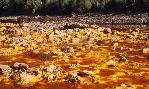 1. Rio Tinto, Tây Ban Nha. Đây là một trong những nơi lạ lùng nhất trên trái đất khiến nhiều người cho rằng đây là hình ảnh một dòng sông ở trên sao Hỏa. Khi đến nơi đây, mọi người sẽ thấy địa điểm trên trái đất này rất giống với những hành tinh ngoài trái đất.