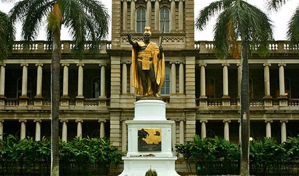 Hawaii cũng là tiểu bang duy nhất tôn thờ một vị vua. Đó là vua Kamehameha - người có công chinh phục phần lớn quần đảo Hawaii. Người dân Hawaii tổ chức Ngày vua Kamehameha để tôn vinh vị vua này vào 11/6 hàng năm.