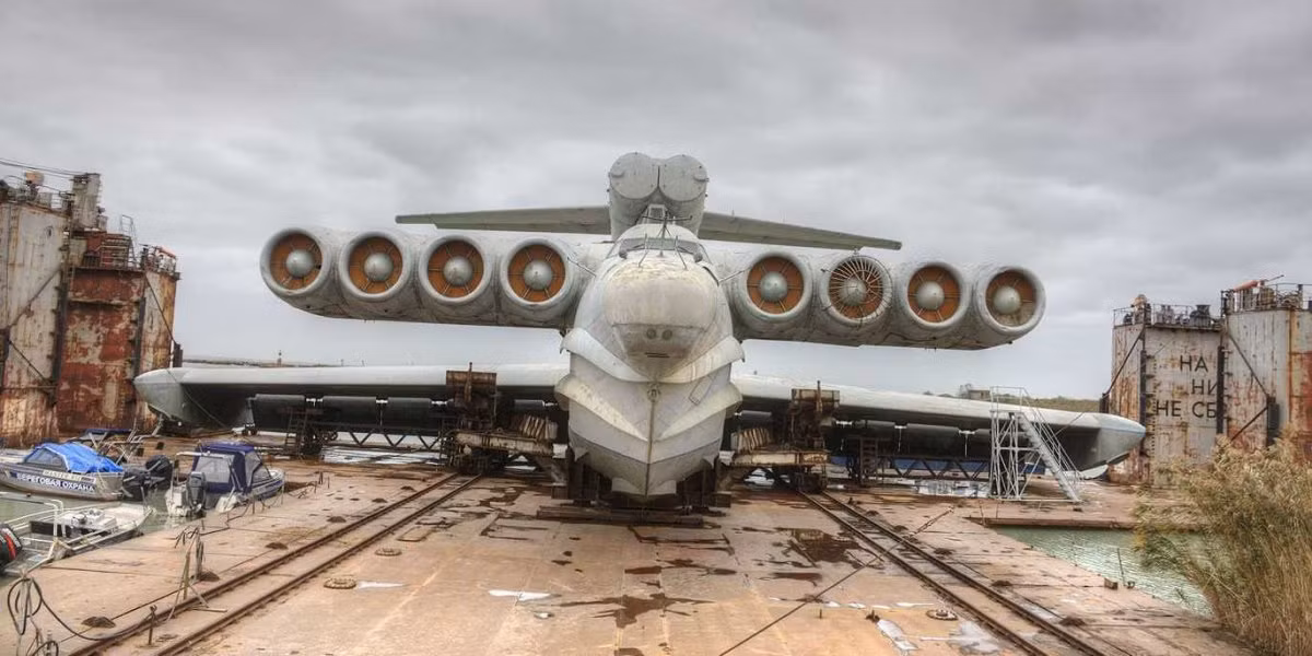 Ekranoplane lớp Lun dài 91,44m là vũ khí kết hợp giữa tàu biển với máy bay của Liên Xô. Nó có thể bay ở độ cao khoảng 4m so với mặt nước, lớn hơn mọi phi cơ và đạt vận tốc nhanh hơn các tàu trong cùng thời đại. Ekranoplane cũng có khả năng mang theo đầu đạn hạt nhân nhưng chưa bao giờ được phát triển rộng rãi cũng như được sử dụng trong chiến đấu.