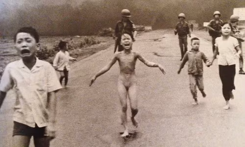 Bức ảnh em bé Napalm Kim Phúc của phóng viên AP Nick Út năm 1973 đã đoạt giải thưởng Pulitzer danh giá.
