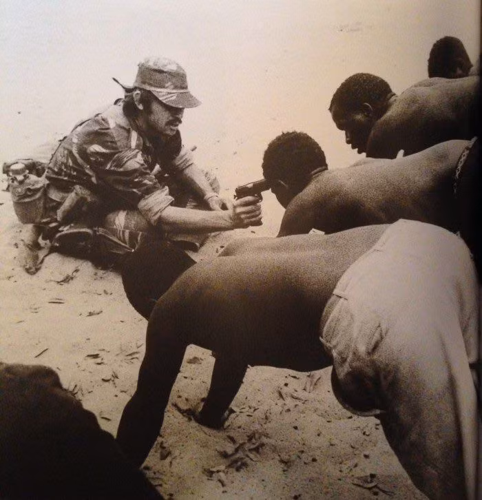 Nhà báo J. Ross Baughman đã giành giải thưởng Pulitzer với bức ảnh chụp một binh sĩ thuộc chính phủ Rhodesia tra tấn, thẩm vấn những người bị bắt giữ nguyên tư thế chống đẩy trong vòng 45 phút giữa trưa nắng và chĩa súng vào đầu họ năm 1977.