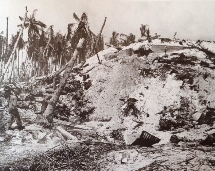 Bức ảnh đoạt giải Pulitzer năm 1944 của Frank Filan ghi lại cảnh thi thể lính Nhật Bản nằm rải rác tại đảo Tarawa ở Nam Thái Bình Dương ngày 11/11/1943. Đây là hậu quả khủng khiếp của trận chiến đẫm máu giữa Thủy quân lục chiến Mỹ với Nhật Bản.
