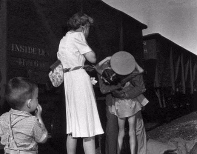 Trung tá Robert Moore năm 1943 trở về thăm nhà ở thị trấn Villisca, Trung Mỹ và được gia đình cùng bạn bè chào đón. Bức ảnh của Earle L. Bunker đoạt giải Pulitzer năm 1944.