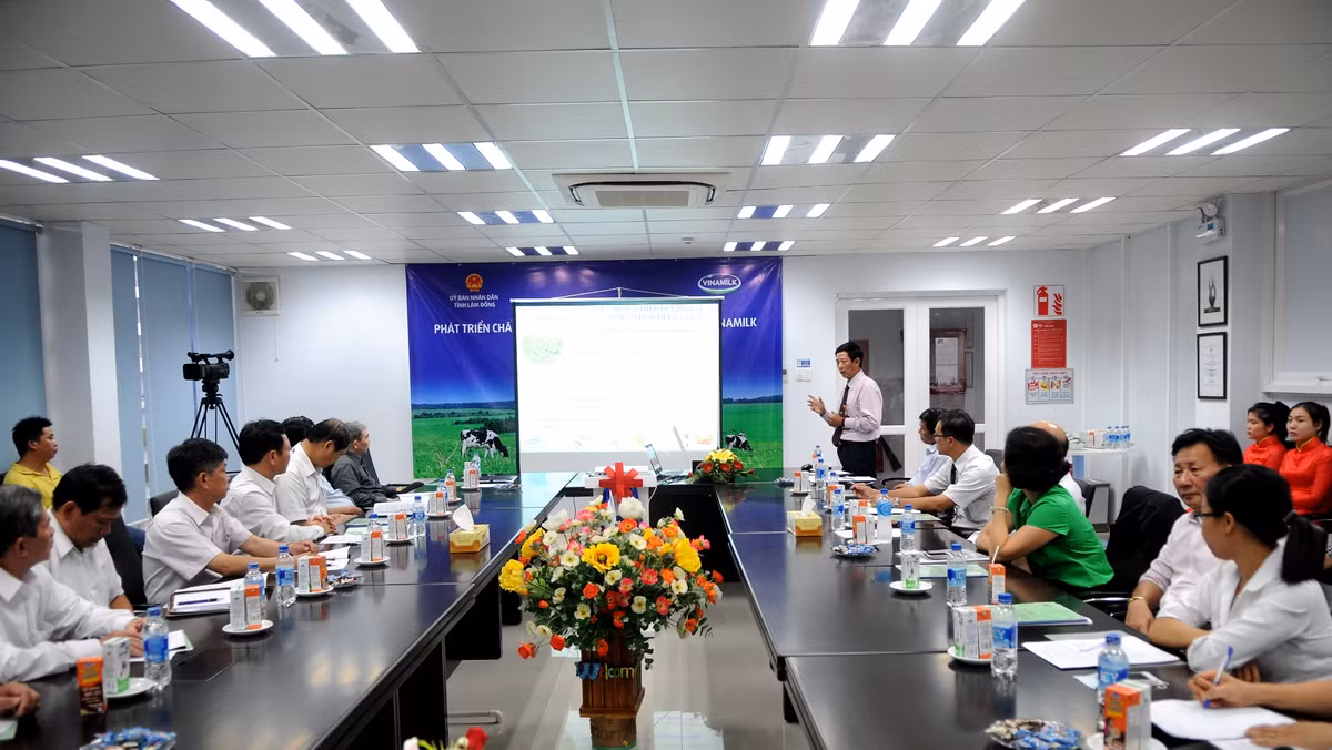 Ông Vương Ngọc Long, Trưởng ban phát triển vùng nguyên liệu, Khối phát triển vùng nguyên liệu công ty Vinamilk giới thiệu về lịch sử hợp tác và tiềm năng phát triển ngành chăn nuôi bò sữa tỉnh Lâm Đồng.