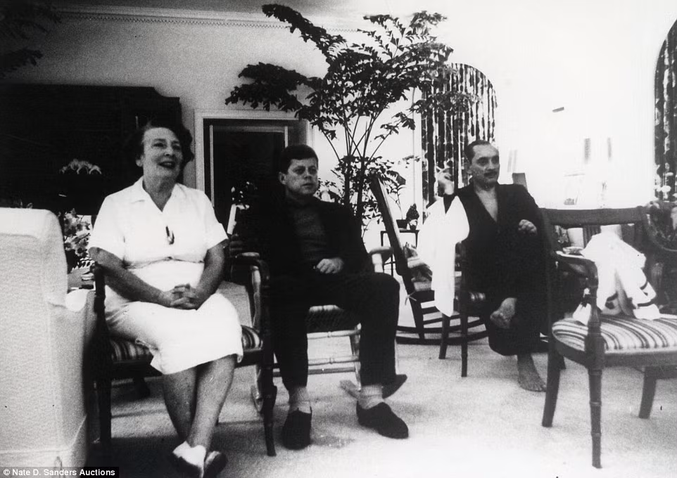Vú nuôi Maud Shaw (bên trái ảnh) ngồi bên cạnh Tổng thống Kennedy. Trong thời gian từ năm 1957 - 1965, bà Maud chăm sóc hai con Tổng thống Kennedy là Caroline và John F. Kennedy Jr.