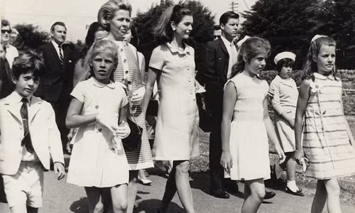 Vú nuôi Maud Shaw làm nhiệm vụ chăm sóc các con của Đệ nhất phu nhân Jacqueline (ở giữa) là người sở hữu gần 80 bức ảnh đặc biệt này.