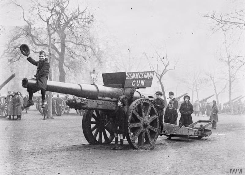 Khẩu súng 135mm được trưng bày ở London cho người dân chiêm ngưỡng. Nhiều vũ khí khác cũng được giới thiệu với công chúng tại khu đất rộng.