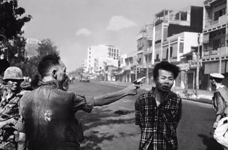Nhiếp ảnh gia hãng tin AP Eddie Williams đã chụp được bức ảnh chiến sĩ đặc công Nguyễn Văn Lém bị Nguyễn Ngọc Loan xử bắn trên đường phố Sài Gòn ngày 1/2/1968. Với bức ảnh này, Eddie Williams đã giành giải thưởng Pulitzer.