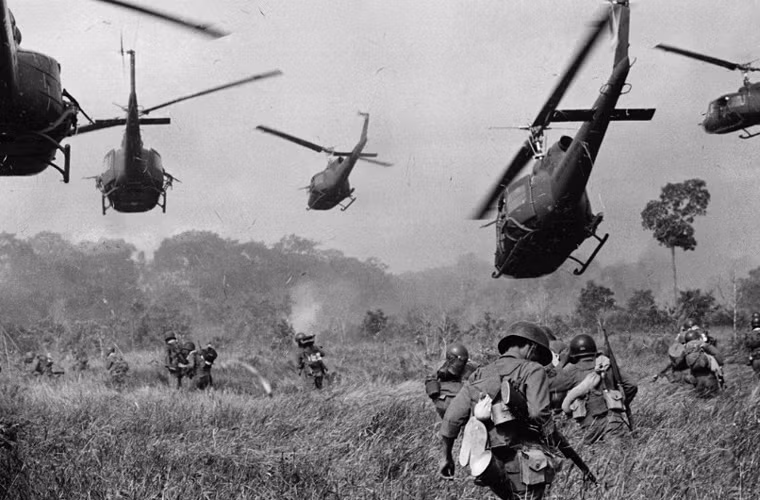 Nhiếp ảnh gia AP Horst Faas từng hai lần giành giải thưởng Pulitzer đã có nhiều bức ảnh ấn tượng về Chiến tranh Việt Nam. Trong đó, nổi tiếng là tấm ảnh chụp Trực thăng UH-1 của Mỹ nã đạn vào những bụi cây để yểm trợ cho bộ binh chính quyền Sài Gòn tại một địa điểm nằm ở Tây Bắc Sài Gòn, cách Tây Ninh 18 dặm về phía Bắc, gần biên giới Campuchia vào tháng 3/1965.