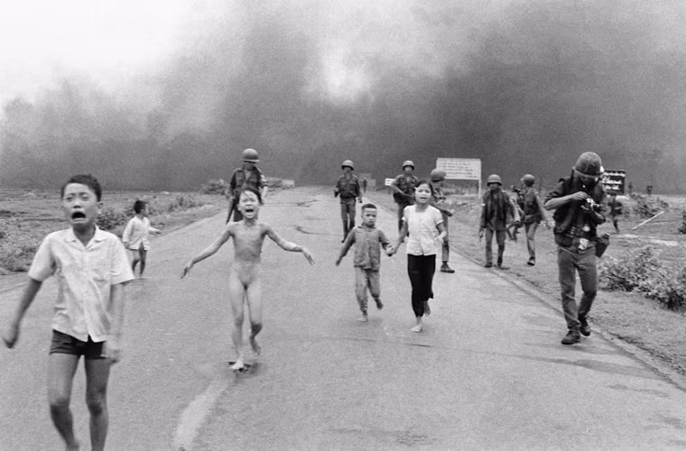 Bức ảnh "Em bé Napalm" của nhiếp ảnh gia Nick Út là một trong những bức ảnh kinh điển về Chiến tranh Việt Nam. Bức ảnh này chụp năm 1972. Sau khi chụp bức ảnh này, nhiếp ảnh gia Nick Út đã đưa Kim Phúc đến bệnh viện điều trị vết thương do bom Napalm tấn công.