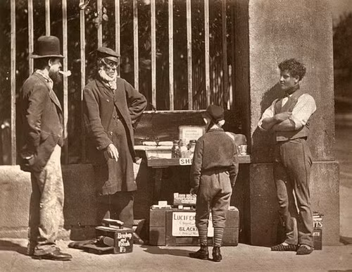 Nhiều người kiếm sống bằng việc bán hàng trên các đường phố London.