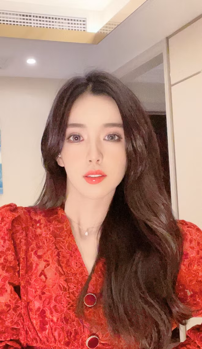 Sở hữu gương mặt xinh đẹp, giọng hát ngọt ngào và một thân hình cân đối, hot girl 24 tuổi thường xuyên đăng tải những đoạn video ngắn khoe giọng hát hay kỹ năng vũ đạo của bản thân.