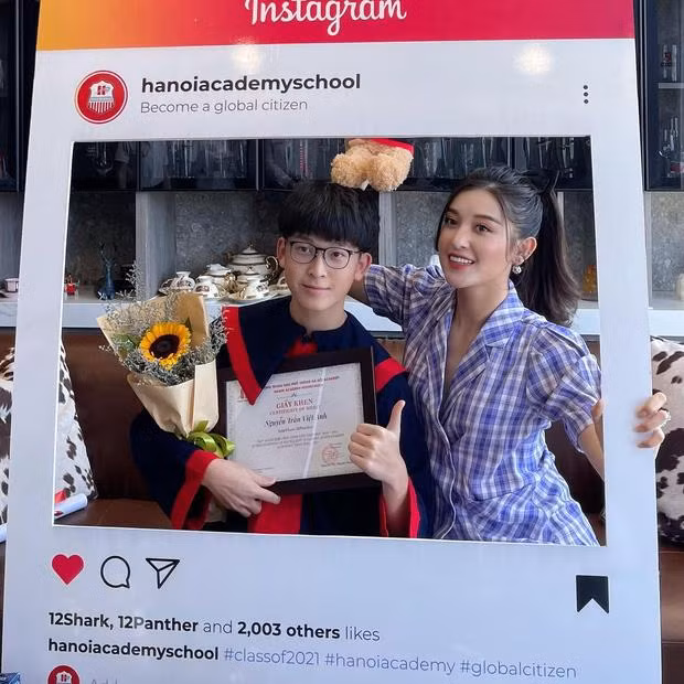 Sau khi những hình ảnh được chia sẻ, nhiều lời khen ngợi dành cho ngoại hình như "soái ca" của em trai Huyền My.