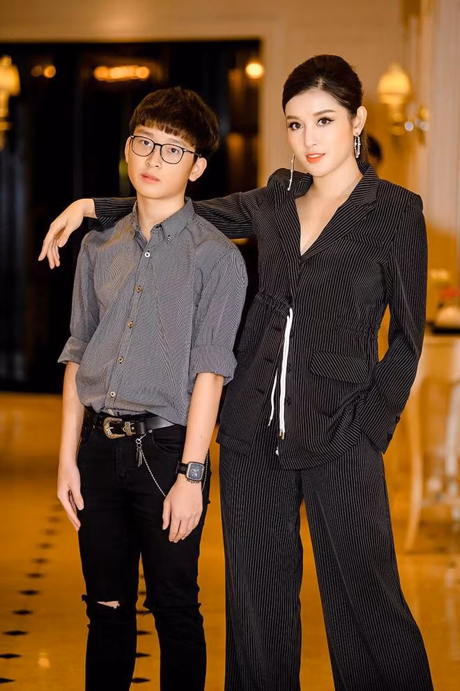 Việt Anh nhiều lần gây sốt vì sở hữu chiều cao vượt trội 1m74, phong cách ăn diện thanh lịch và ngoại hình không khác gì hot boy.
