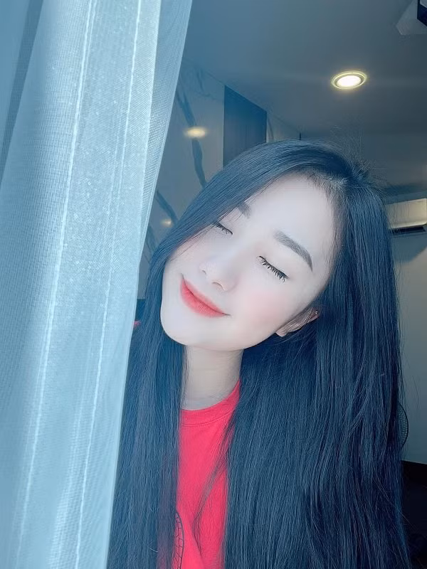 Sau khi nổi tiếng, danh tính của cô đã được cư dân mạng tìm ra. Được biết, cô là Nguyễn Thủy Tiên đến từ Hạ Long, Quảng Ninh.