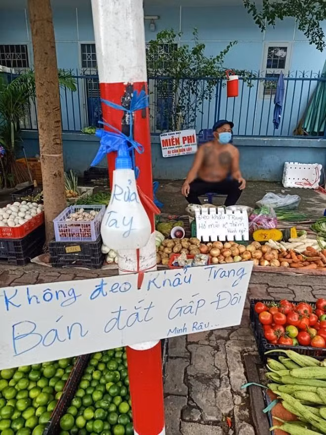 Anh chủ sạp rau củ có tên Minh Râu này khá "gắt" khi yêu cầu người mua phải đeo khẩu trang, không thì bán giá đắt gấp đôi.