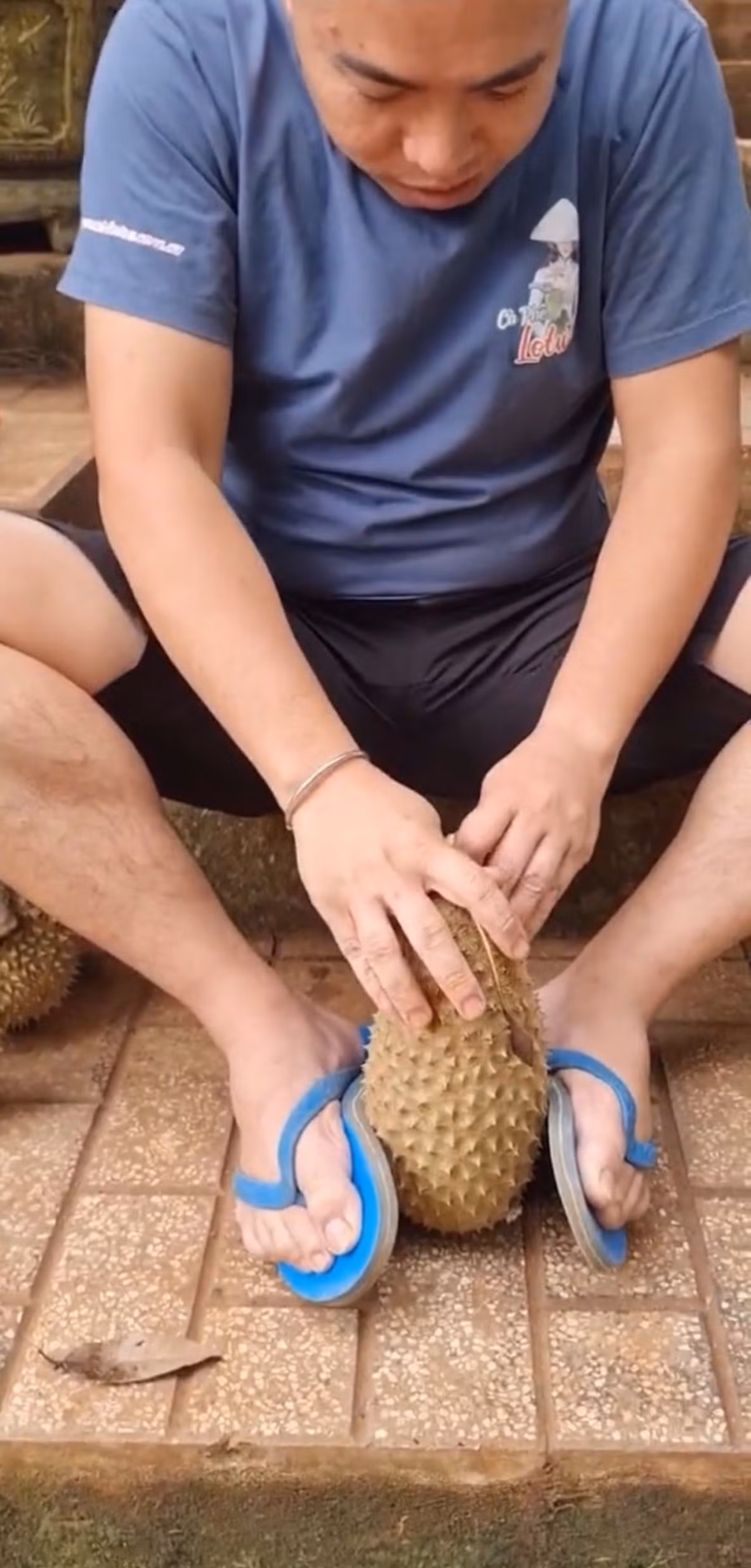 Tuy nhiên, sau khi bổ sầu riêng, chàng trai thực sự thất vọng bởi bên trong nó hoàn toàn không có một múi nào. Có lẽ quả sầu riêng này không hấp thụ đủ dinh dưỡng nên chỉ hình thành xong lớp vỏ thì đã được thu hoạch.