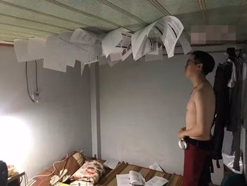 Anh chàng này đã nảy sinh ra một ý tưởng ôn thi mà theo anh là "rất hiệu quả". Đó là xé sách ra dán lên trần nhà để mỗi khi mở mắt ra là có thể thấy chữ và học ngay.