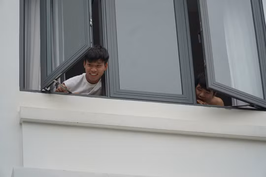 Sau thời gian hoàn thành cách ly y tế tại TP HCM, các cầu thủ của đội tuyển Việt Nam đã trở về nhà. Bên cạnh những cầu thủ đã có gia đình, hậu vệ Vũ Văn Thanh vẫn tích cực "thả thính" trên mạng xã hội.