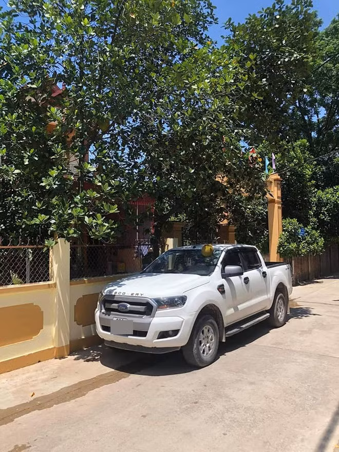 Mới đây, trên mạng xã hội xuất hiện một tình huống tai nạn trớ trêu của chủ xe bán tải khi đỗ xe dưới gốc mít.