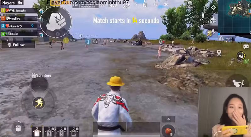 Trước đó, Minh Thu đã gặp một sự cố ngay trên sóng trực tiếp game khi cô gái này đã lỡ miệng nói tục. Tuy nhiên, cô nàng đã lập tức lên tiếng xin lỗi học sinh cũng như khán giả đang theo dõi.