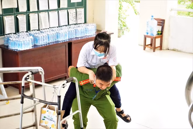 Một trong những hình ảnh đẹp mùa thi phải kể đến khoảnh khắc chiến sĩ Công an ở Quảng Nam cõng thí sinh vào phòng làm thủ tục thi. Ảnh: Facebook