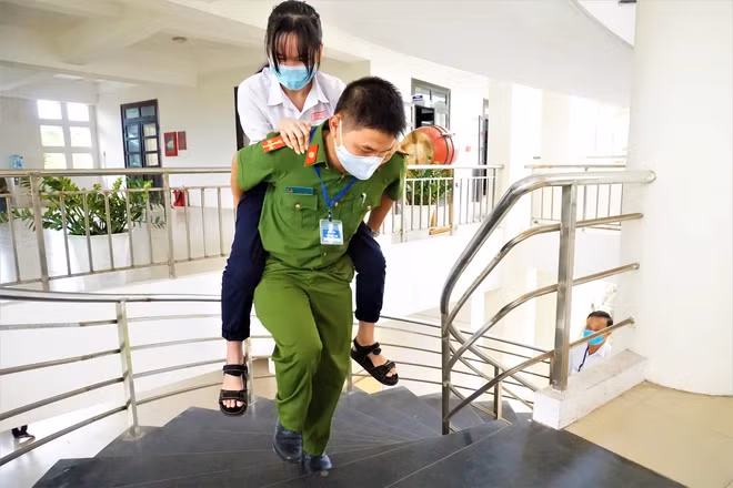Được biết, em thí sinh này bị gãy chân do một tại nạn cách đây 2 tháng, nên hiện giờ di chuyển hết sức khó khăn. Ảnh: Facebook