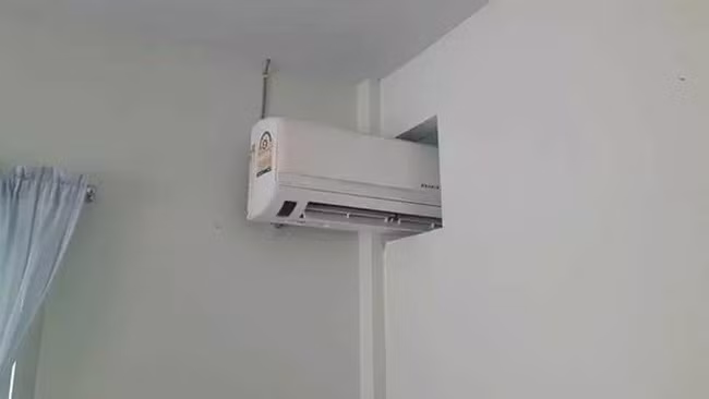 Điển hình như hình ảnh chiếc máy lạnh nằm lọt giữa khe tường đang được bàn tán xôn xao trên MXH. Ảnh: Facebook