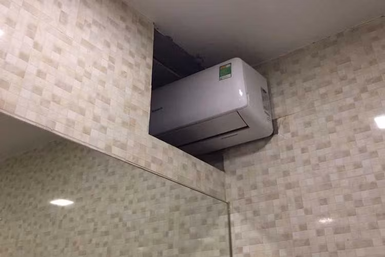 Có nhà thì lắp điều hòa 1 chiếc xuyên qua 2 phòng là để tiết kiệm công làm mát, có nhà thì vì chật hẹp. Ảnh: Facebook