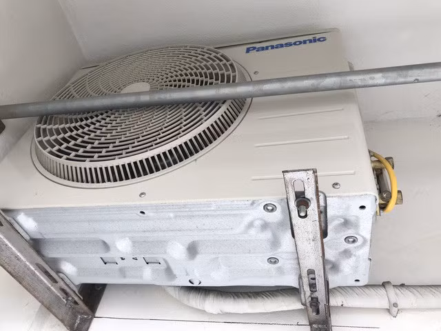 Trước đó, trên MXH cũng xuất hiện một số tình huống "thảm họa" lắp điều hòa khác thường và thu hút nhiều sự chú ý. Ảnh: Facebook