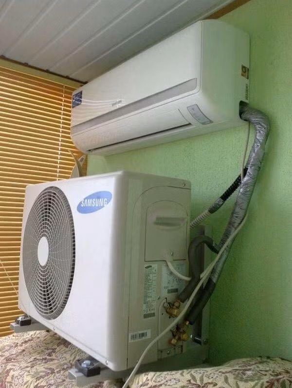 Đây là đỉnh cao của lắp điều hòa, khi thợ lắp không ai hiểu nguyên lý hoạt động của cái máy lạnh này. Ảnh: Facebook