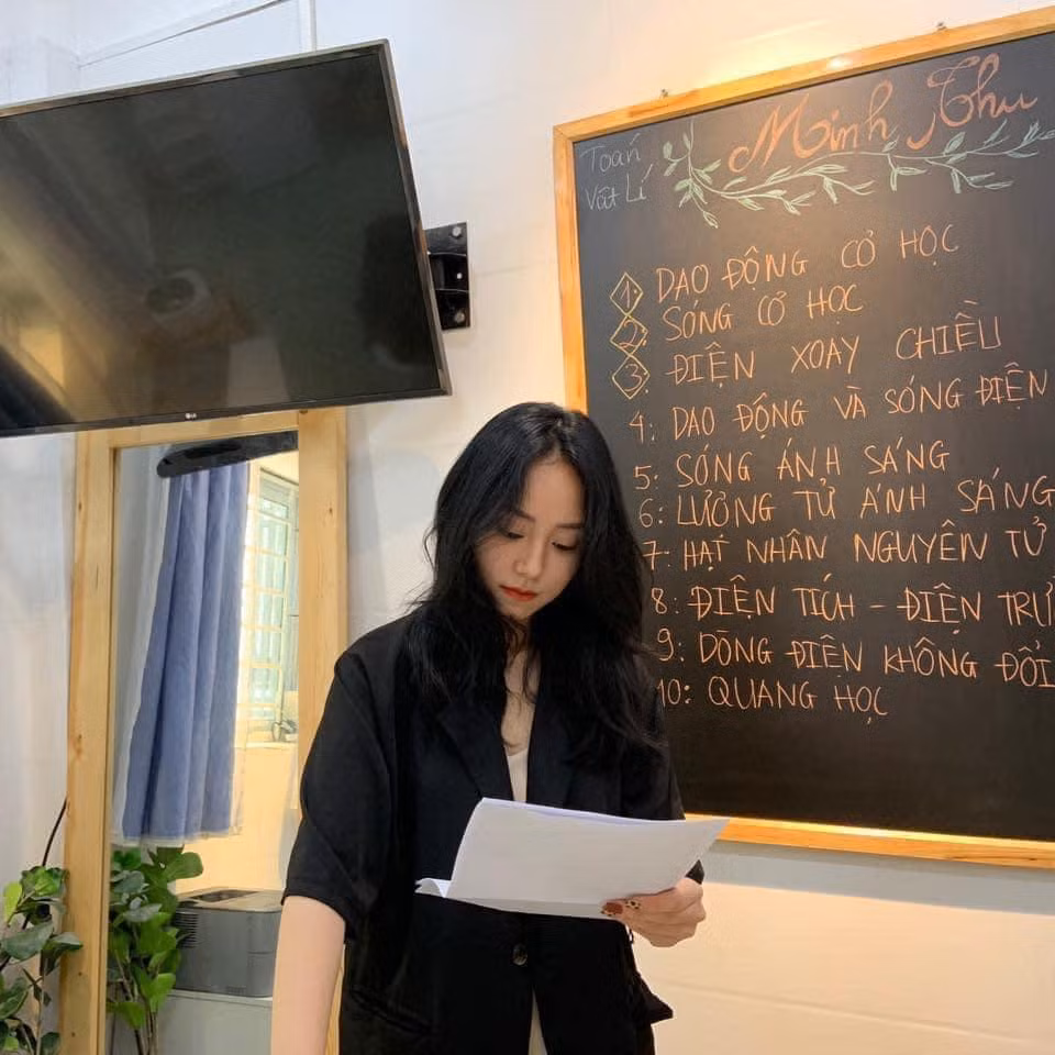 Sở hữu lượng "học trò" đông đảo nên nhất cử nhất động của cô giáo Vật lý Minh Thu đều được cư dân mạng soi kỹ.