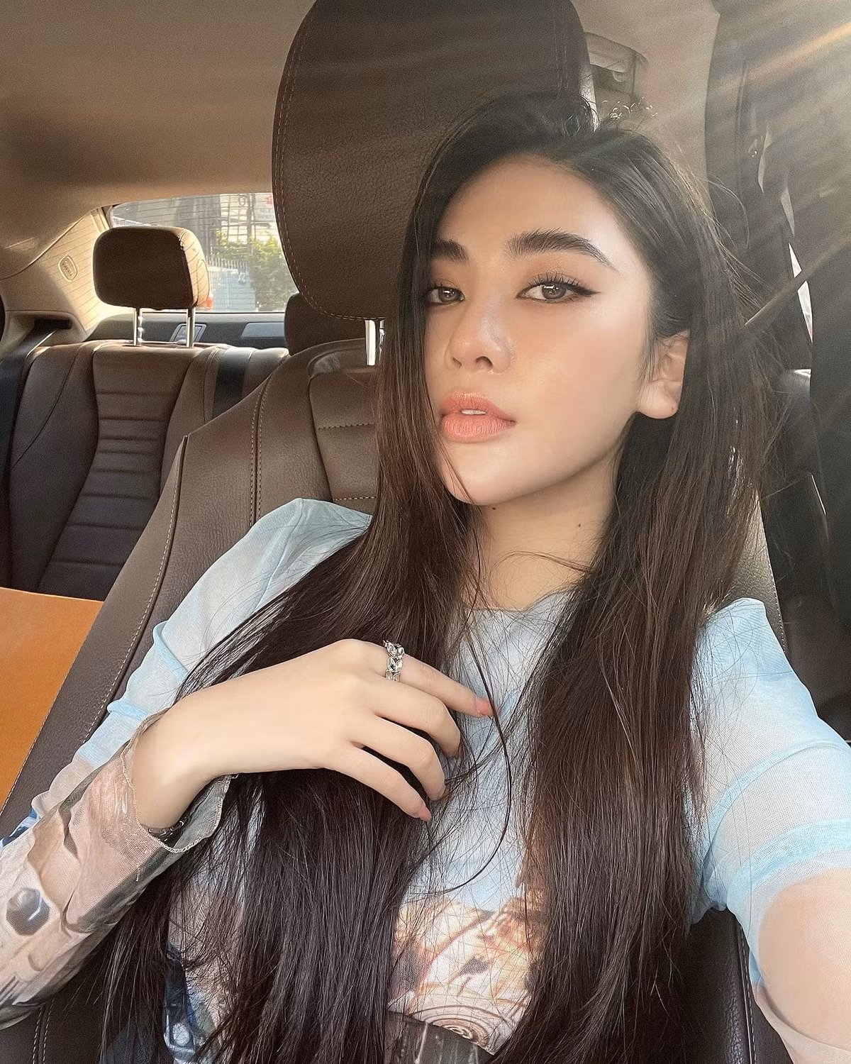 Diệu Linh luôn cảm thấy tự tin về ngoại hình của mình trong công việc và cuộc sống. Ảnh: FBNV