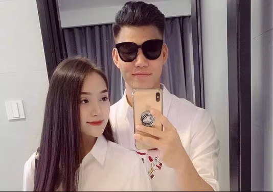 Hậu vệ Vũ Văn Thanh và bạn gái xinh đẹp, giỏi giang – Phùng Bảo Trân từng được xem là cặp đôi "tiên đồng – ngọc nữ" của làng bóng Việt.