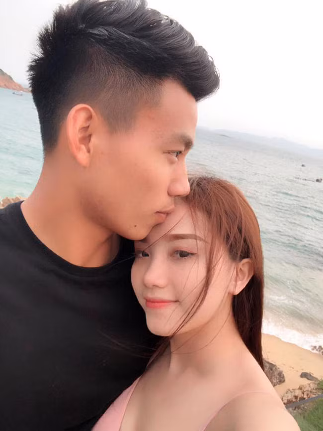 Chàng cầu thủ và nàng hot girl ngực "khủng" này đã có gần 5 năm bên nhau, thường xuyên "đốn tim" người hâm mộ bằng những khoảnh khắc ngọt như đường.