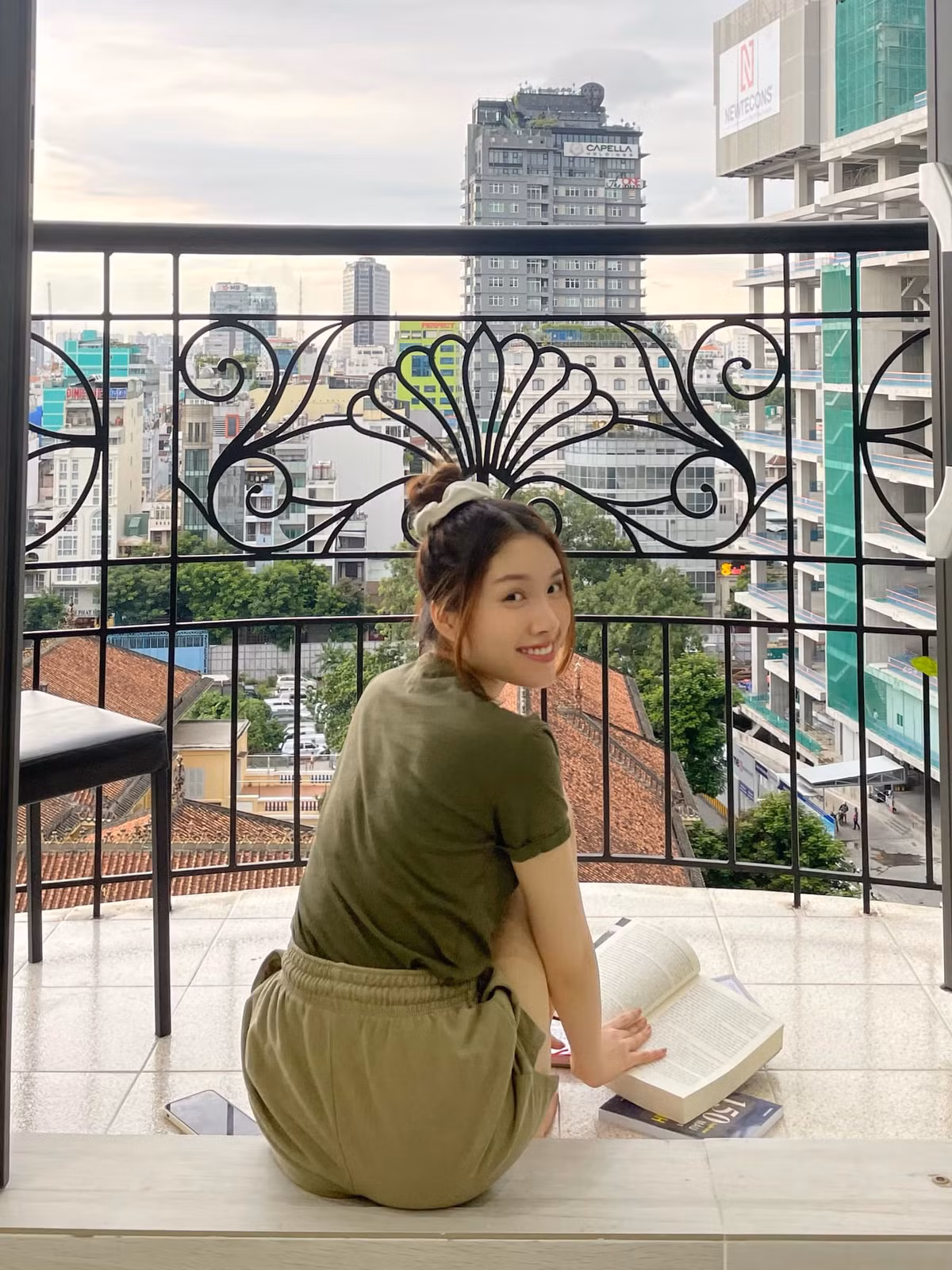Trong thời gian TP HCM thực hiện giãn cách, Thanh Thanh Huyền cũng chỉ quanh quẩn ở nhà. Cô hào hứng đăng tải hình ảnh check in từ ban công. Có thể thấy, dù chỉ ở nhà song nữ MC trông vẫn rất xinh đẹp.