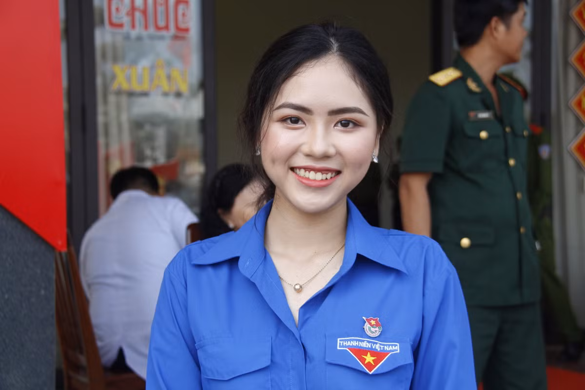 Tại trường THPT Lê Lợi, Hồng Lam là học sinh nổi bật với nhiều năm liền đạt học sinh giỏi.